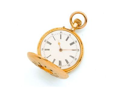une montre de poche en or avec des chiffres romains
