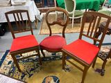 trois chaises posées sur un tapis dans une pièce