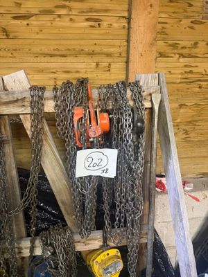 un tas de chaînes suspendues au flanc d'un immeuble