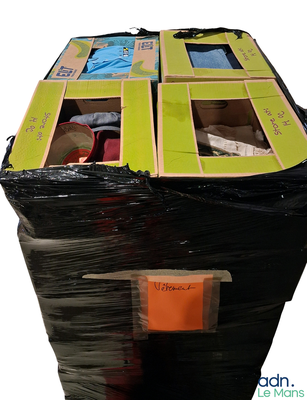 une grande pile de cartons posée sur un carton