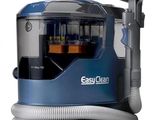un aspirateur bleu et argent muni d'un tuyau
