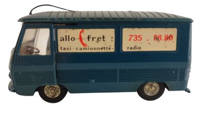 un petit bus en plastique posé sur une surface blanche