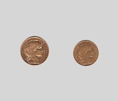 une paire de pièces d'or représentant une tête de femme au recto et une tête d'homme au