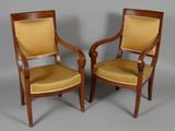 deux chaises en bois avec un revêtement jaune, revêtement jaune, revêtement jaune, revêtement jaune, revêtement jaune, revêtement jaune, revêtement jaune, revêtement jaune, revêtement jaune