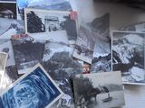 beaucoup de vieilles cartes postales sur la table