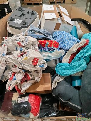 une boîte en carton remplie de vêtements et d'autres objets