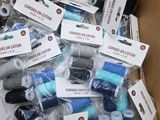 de nombreuses bobines de fil dans une boîte en carton