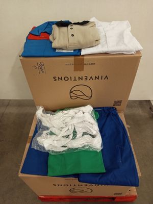 une boîte de vêtements posée sur un carton
