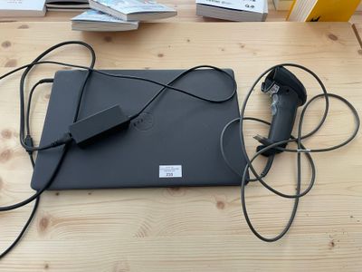 un ordinateur portable et un chargeur posés sur une table