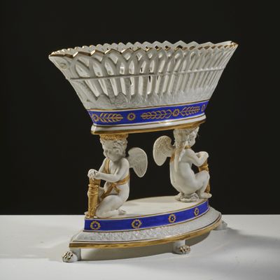 un vase blanc et bleu orné d'anges