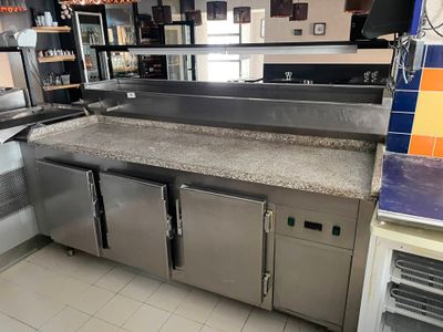 plan de travail en acier inoxydable dans une cuisine professionnelle offrant un grand espace de travail