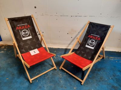 deux chaises placées l'une à côté de l'autre sur le sol