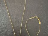 un ensemble composé d'un collier et d'un bracelet en or sertis d'une pierre noire