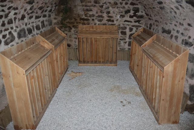 Cinq présentoirs à vin en bois
