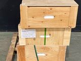 trois caisses en bois empilées les unes sur les autres sur une palette