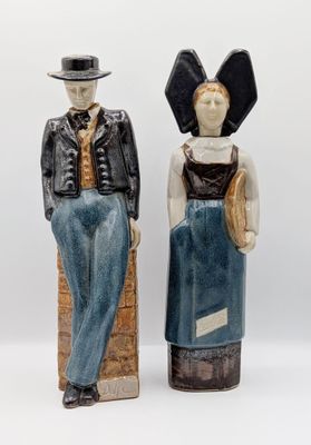 deux figurines d'un homme et d'une femme debout l'un à côté de l'autre