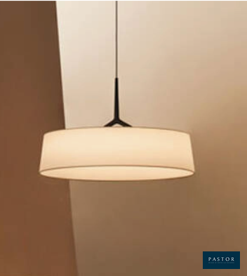 une lampe suspendue au plafond d'une pièce