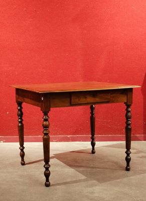 une photo d'une table en bois devant un mur rouge