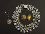 un collier et des boucles d'oreilles posés sur une table