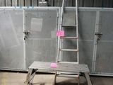 une échelle posée devant une clôture