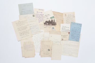 une pile de vieilles lettres et de papiers sur une table