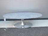 une table avec un plateau en verre