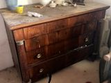 une commode en bois surmontée d'un miroir