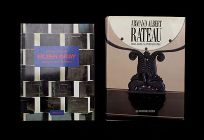 deux livres posés l'un à côté de l'autre sur une table