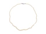 un collier de perles blanches avec un fermoir en argent sur fond blanc