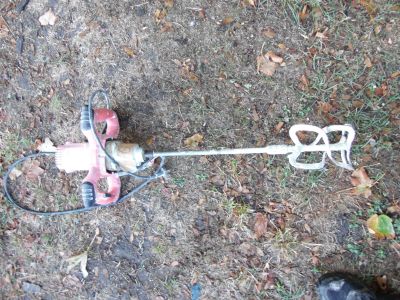 un chien attaché à une corde