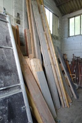 plusieurs pièces de bois sont empilées dans une pièce
