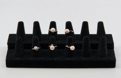 PERLES. Réunion de cinq bagues agrémentées de perles de cult…