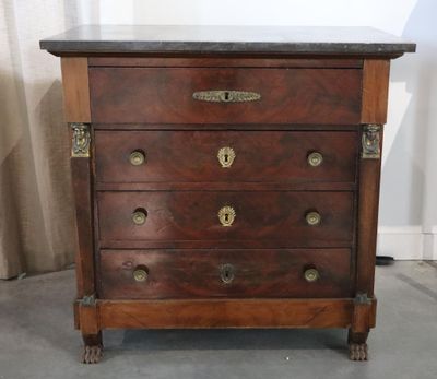une commode en bois avec un plateau en marbre