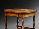 une vieille table en bois avec des pieds tournés et un plateau en bois