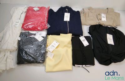 beaucoup de vêtements posés sur une table