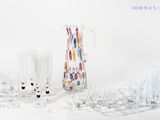 plusieurs verres et un pichet sur la table