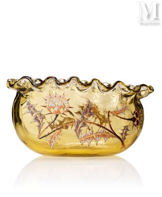 un saladier en verre jaune orné d'un motif floral