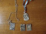 une médaille d'argent et une médaille d'argent posées sur une table en bois