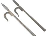 une paire de vieux outils en métal posés sur une surface blanche