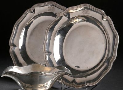 une assiette en argent avec une soucoupe posée dessus