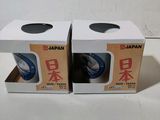 lot de deux tasses dans une boîte, ornées d'inscriptions en japonais