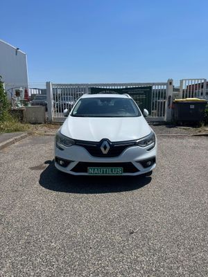 l'avant d'une voiture blanche garée sur un parking