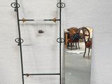 un miroir posé par terre à côté d'un miroir accroché au mur