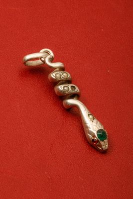 Pendentif serpent en argent les yeux en rubis de synthèse et…
