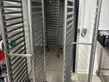 une étagère métallique sur laquelle sont posés plusieurs plateaux