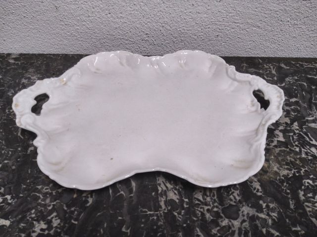 Plat de présentation en porcelaine blanche style rocaille. Largeu...