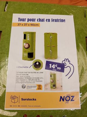 une boîte sur laquelle est posée une paire de ciseaux