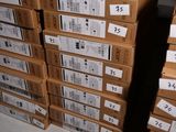 de nombreux cartons empilés sur le sol