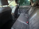 une photo d'une voiture avec une ceinture de sécurité à l'arrière