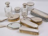 beaucoup d'objets en argent qui se trouvent sur la table